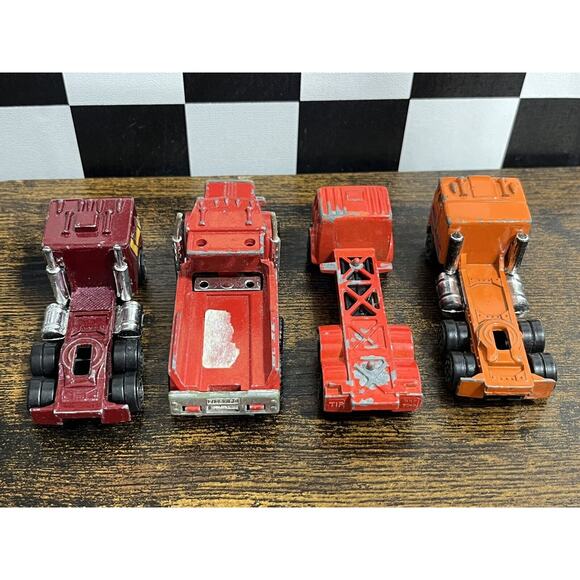Lot of 4 Semi Trucks - Kenworth, Cargo Truck - Matchbox & Universal Product - Picture 2 of 11